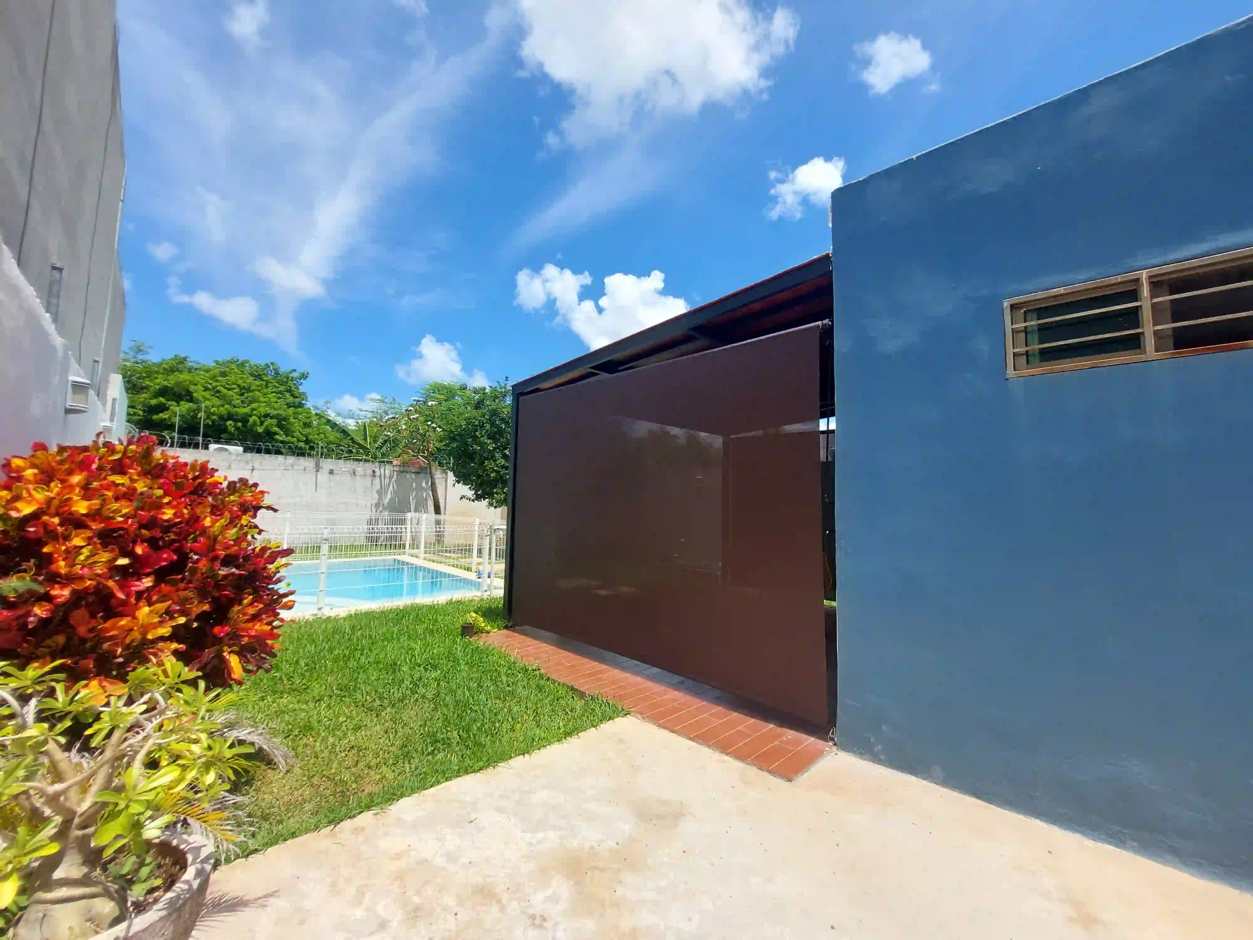 Toldo caida vertical — proyecto realizado por Decorama Mérida